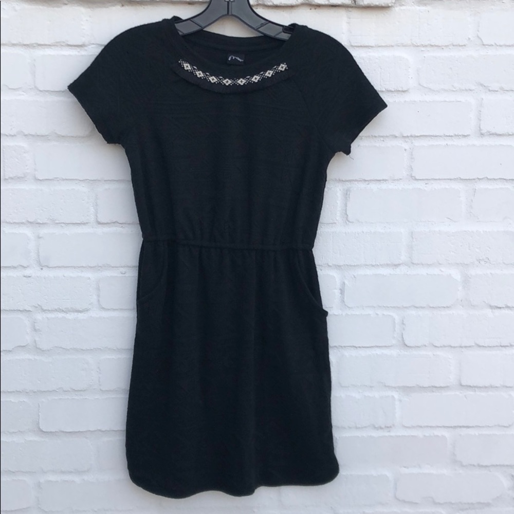 Short sleeve black dress with pockets.
